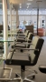 Moderne comfortabele stoelen bij al onze werkplekken.
